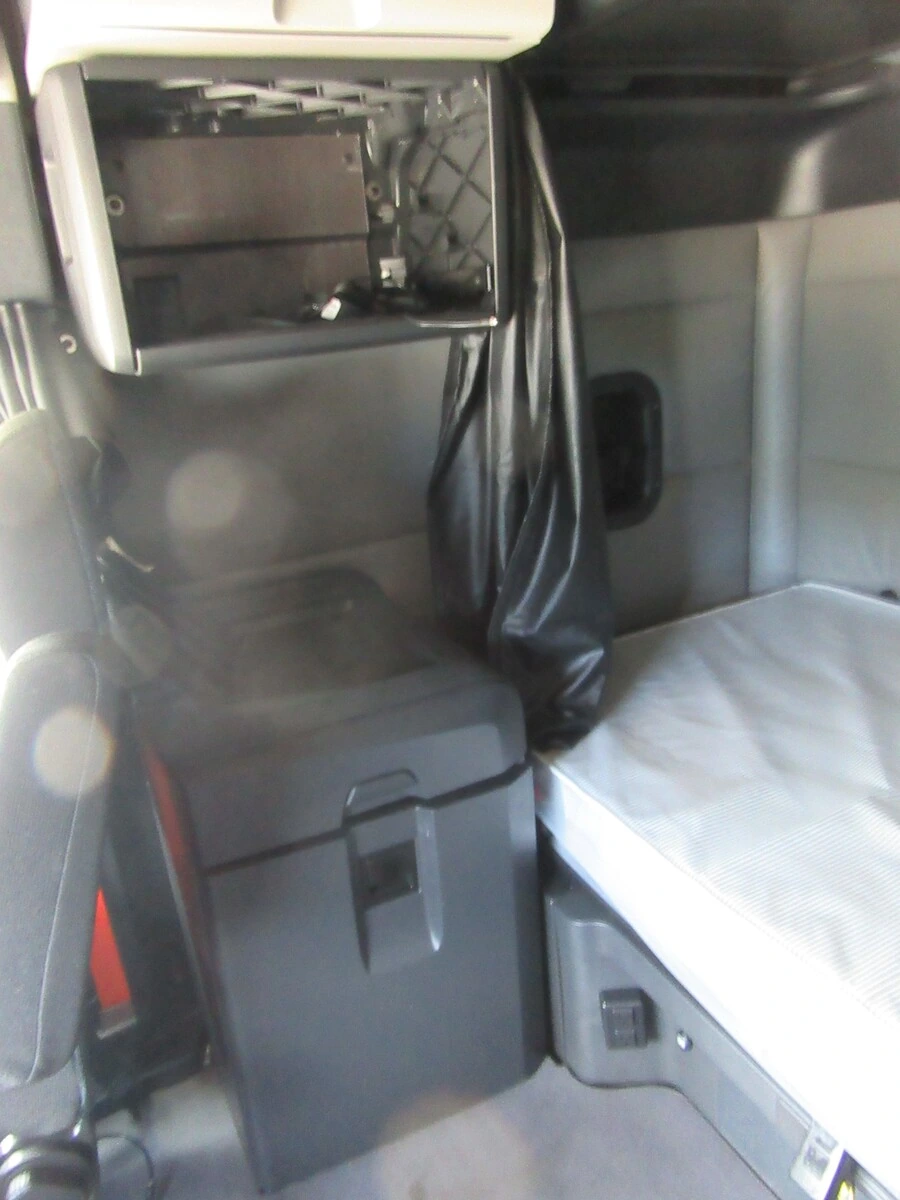 2022 Freightliner Cascadia - image 25