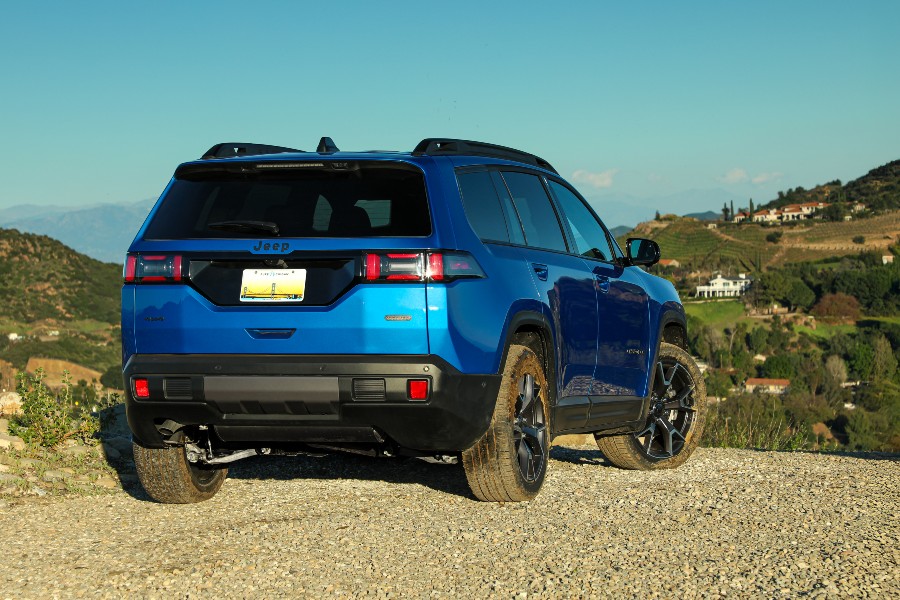 2026 Jeep Cherokee Turbo Hybrid Exterior Passenger Side Rear Angle