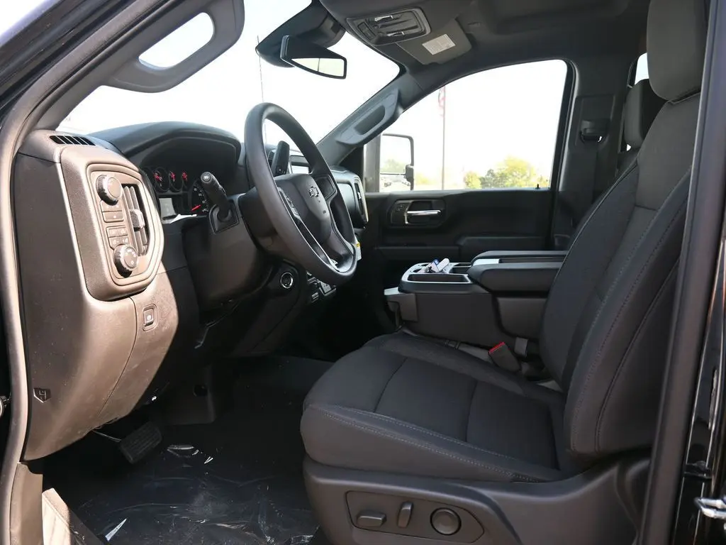 2026 Chevrolet Silverado 2500HD Custom photo 9