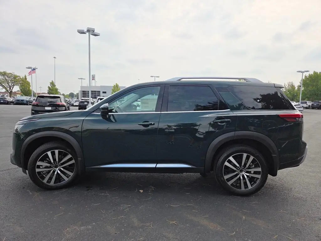 2025 Nissan Pathfinder Platinum photo 7