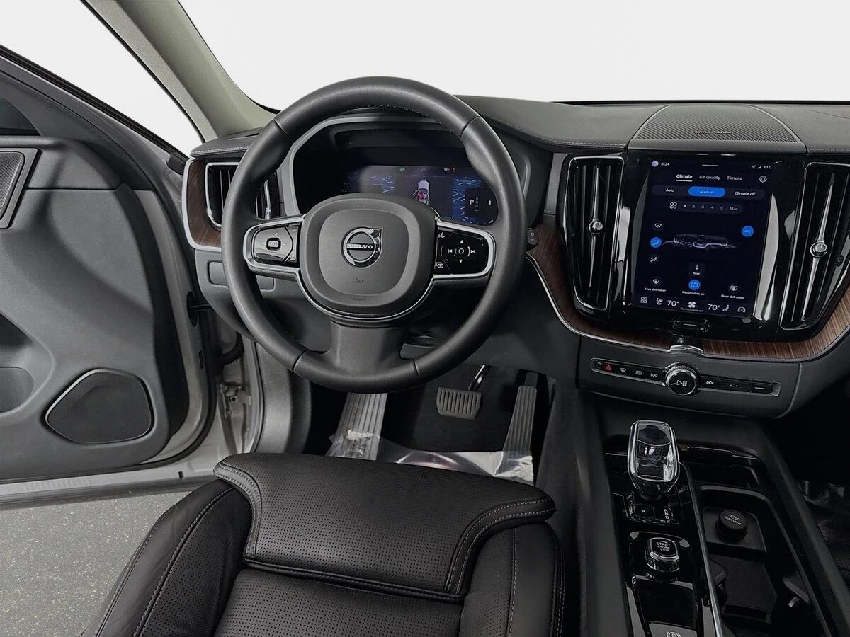 2023 Volvo - image 25