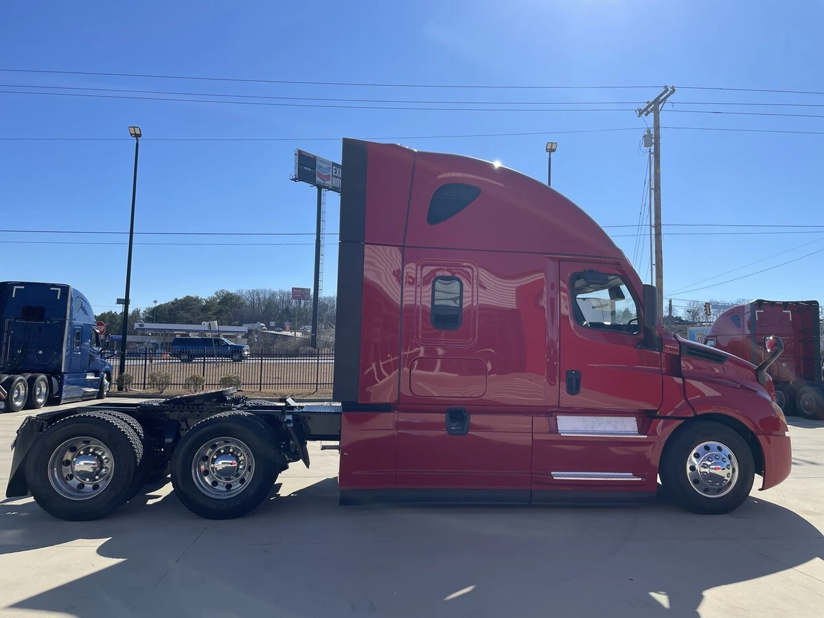 2021 Freightliner Cascadia - image 5