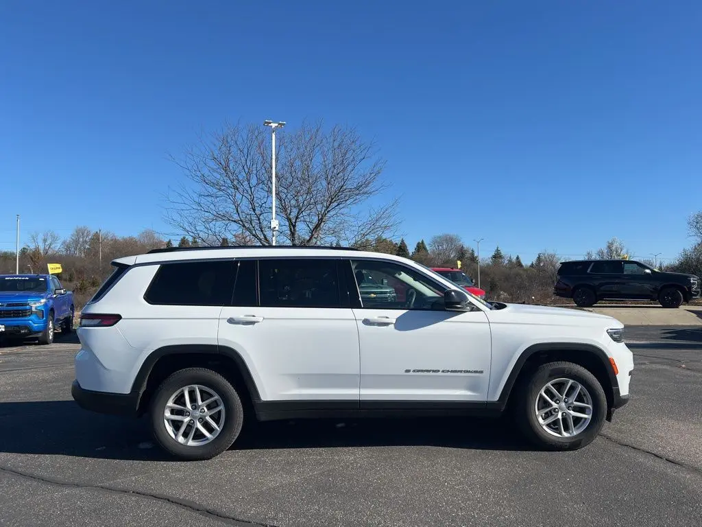 2023 Jeep Grand Cherokee Laredo photo 3