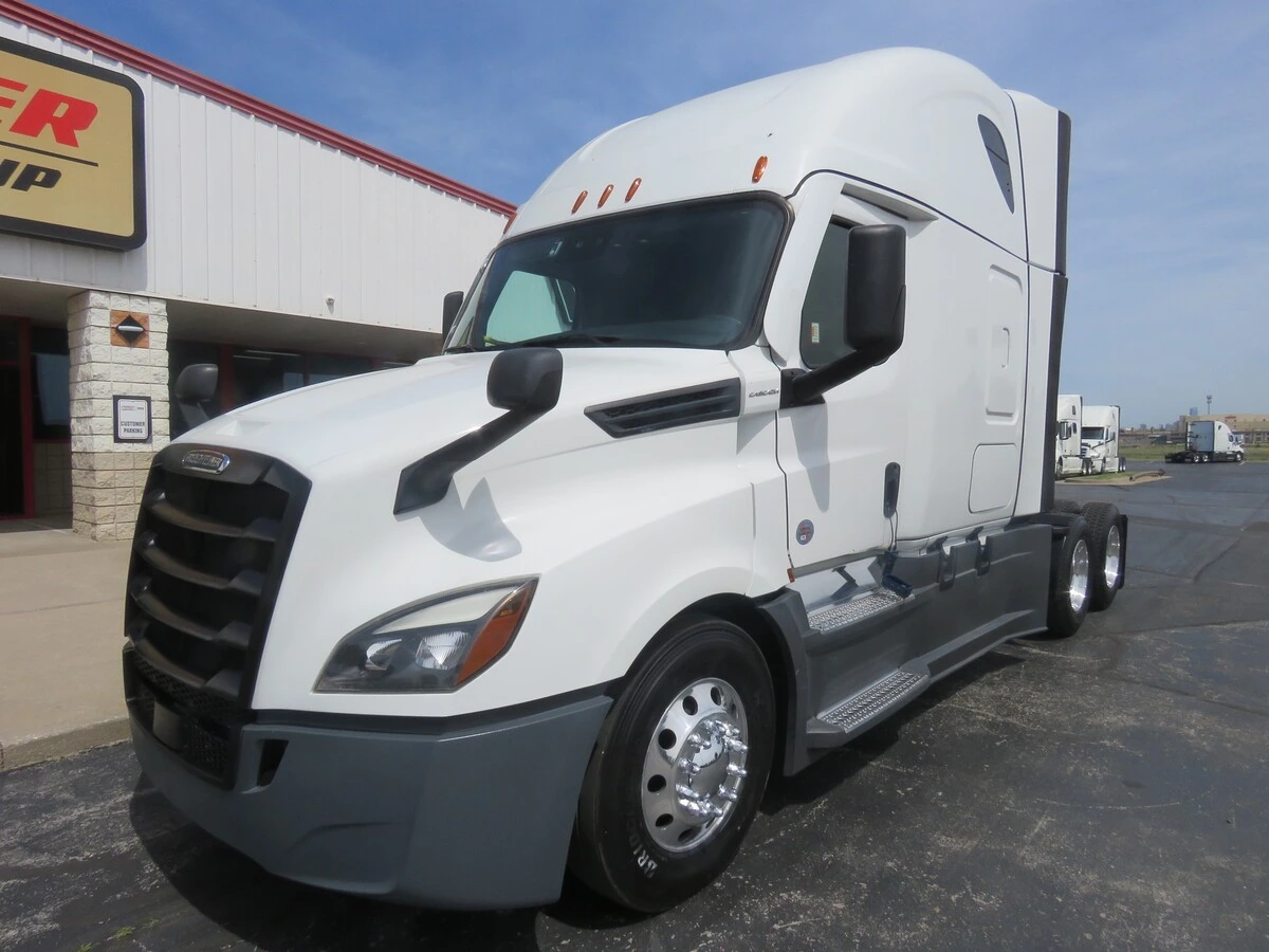 2024 Freightliner Cascadia - image 1