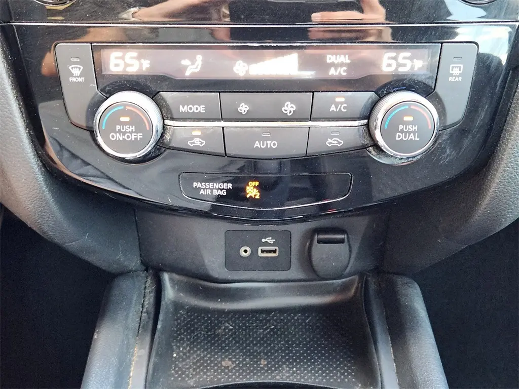 2019 Nissan Rogue SV photo 11