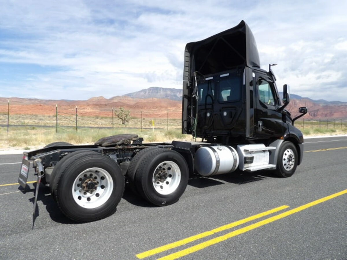 2023 Freightliner Cascadia — photo 7