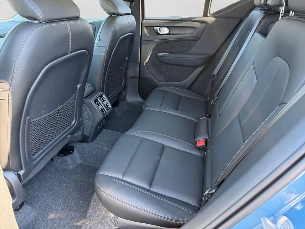 2025 Volvo - image 12