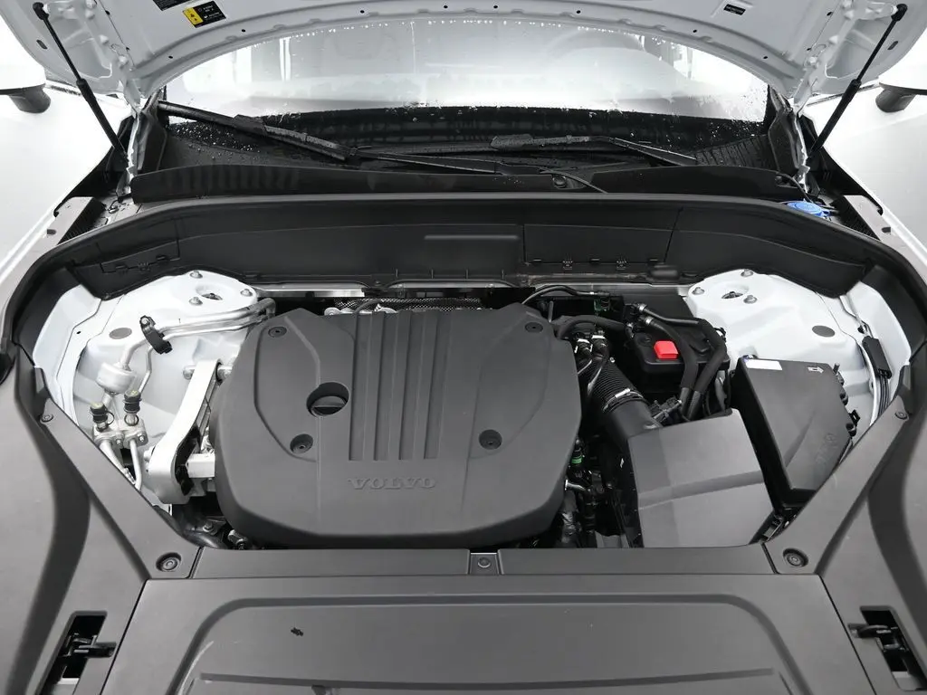 2025 Volvo - image 31