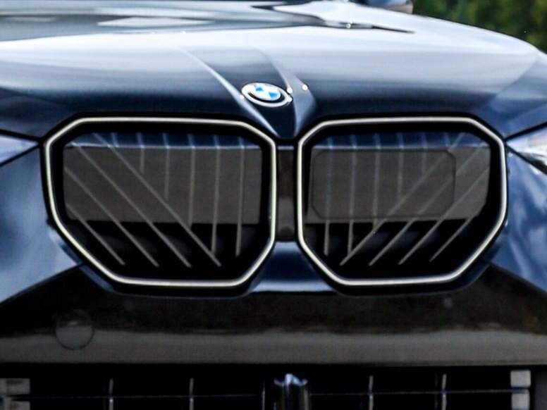 The BMW Iconic Glow Kidney Grille is nothing short of eye-catching, especially after dark. The dramatic white light highlights every contour of the vehicle.