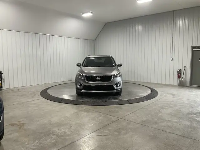 Used 2016 Kia Sorento EX with VIN 5XYPHDA19GG123726 for sale in Roanoke, IN