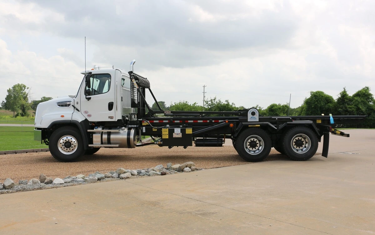 2027 Freightliner 114SD — photo 5