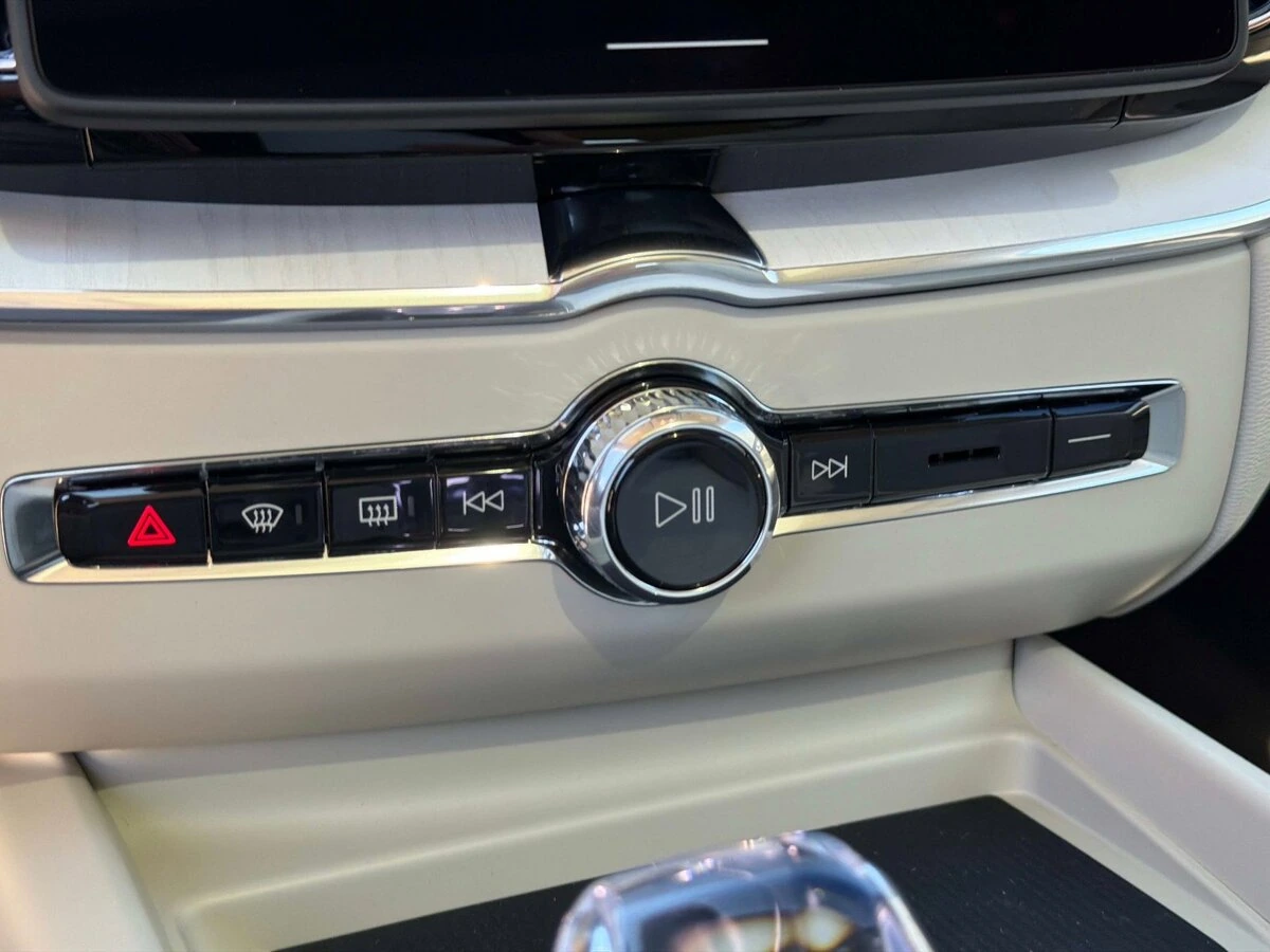 2026 Volvo - image 23