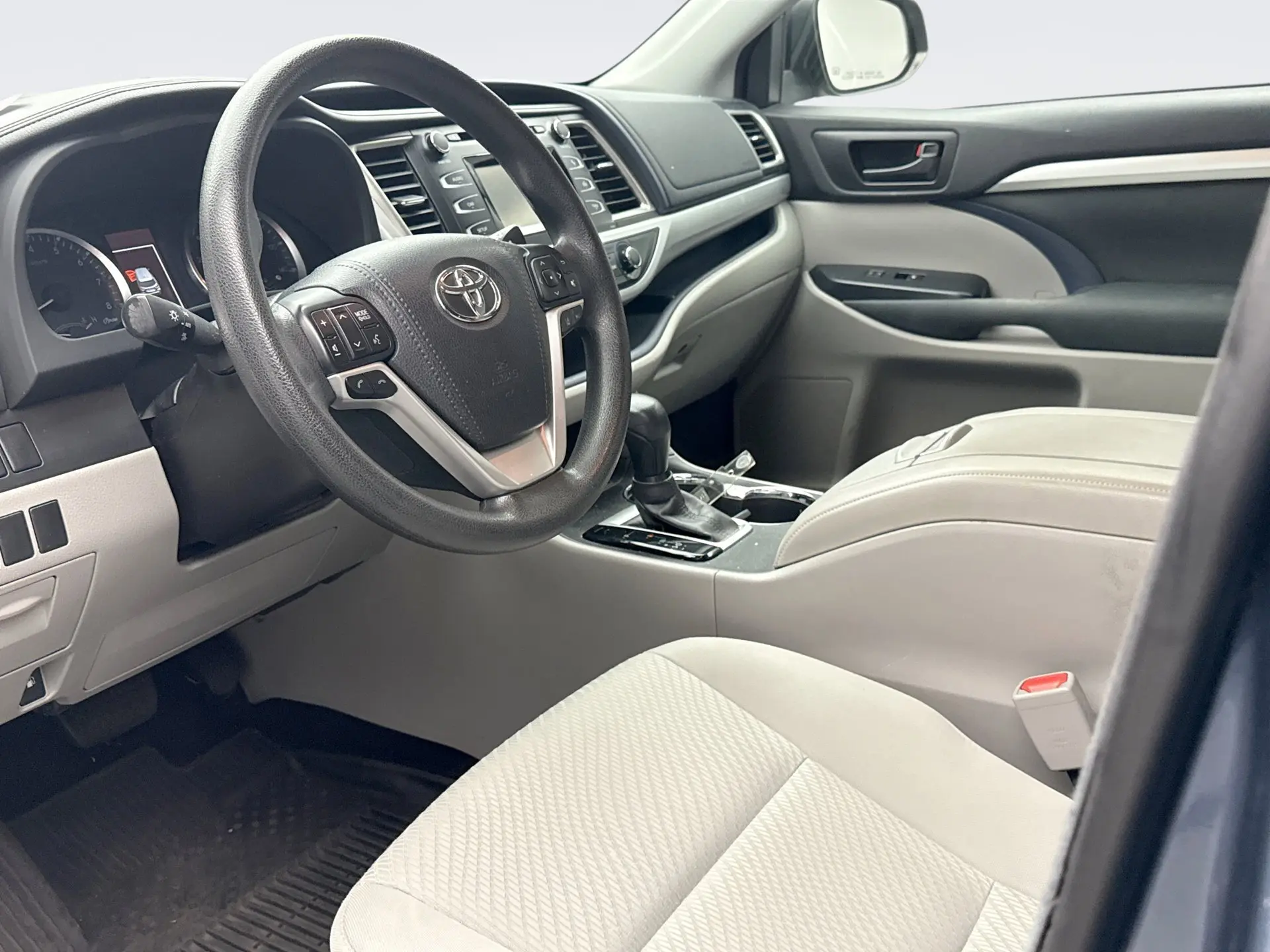 2017 Toyota Highlander LE Plus photo 11