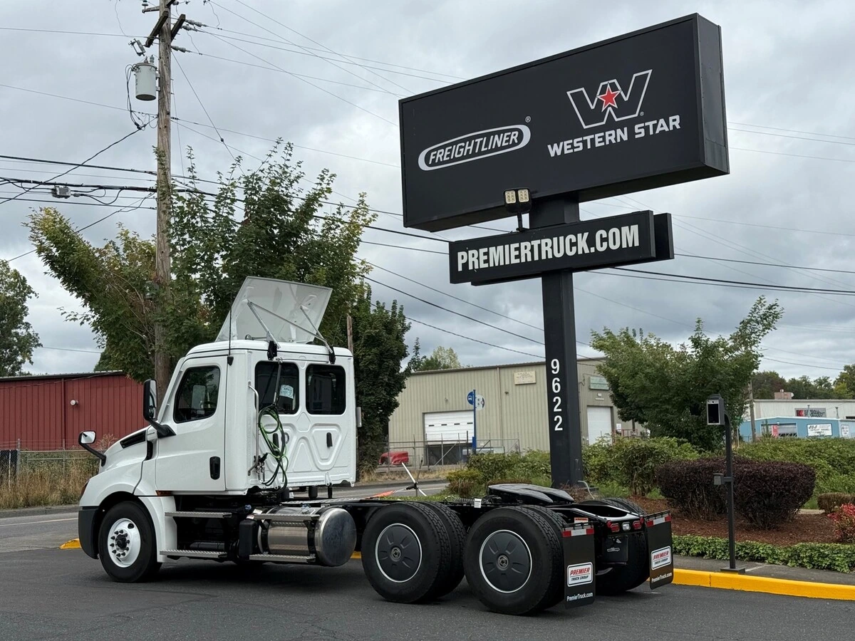 2027 Freightliner Cascadia — photo 6