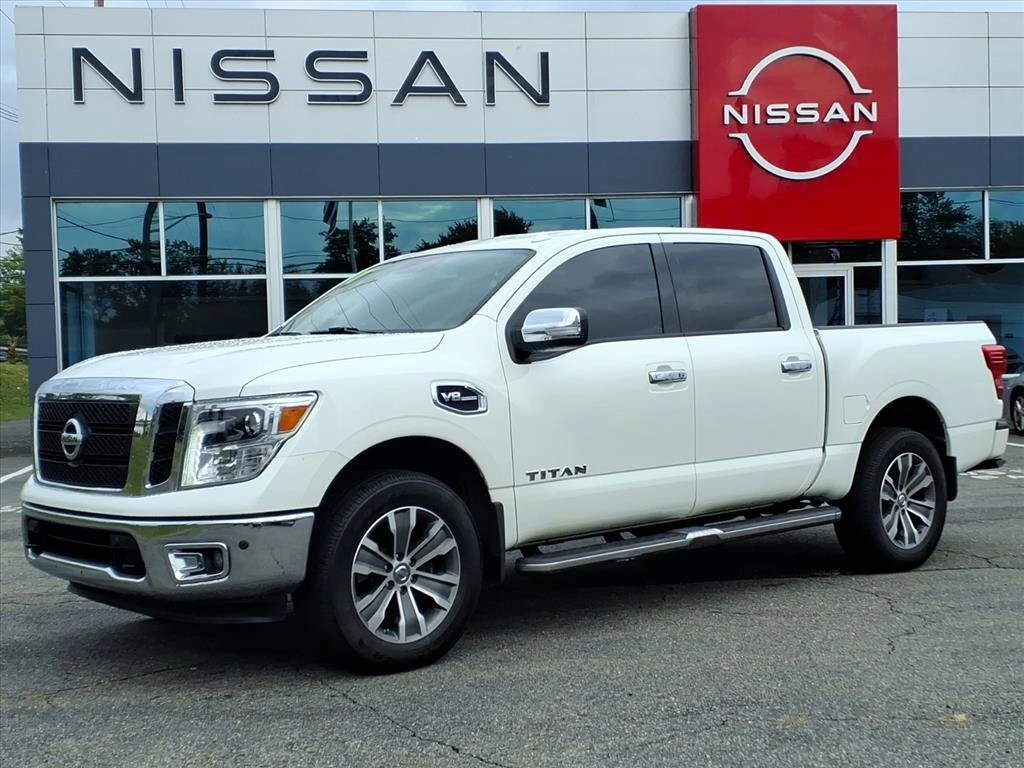 2017 Nissan Titan SL's photo