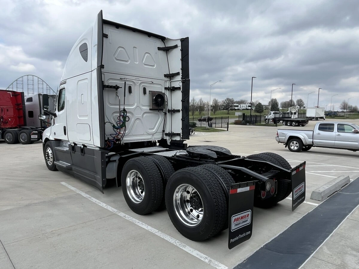 2023 Freightliner Cascadia - image 4