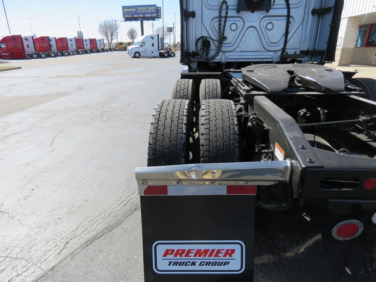 2022 Freightliner Cascadia - image 4