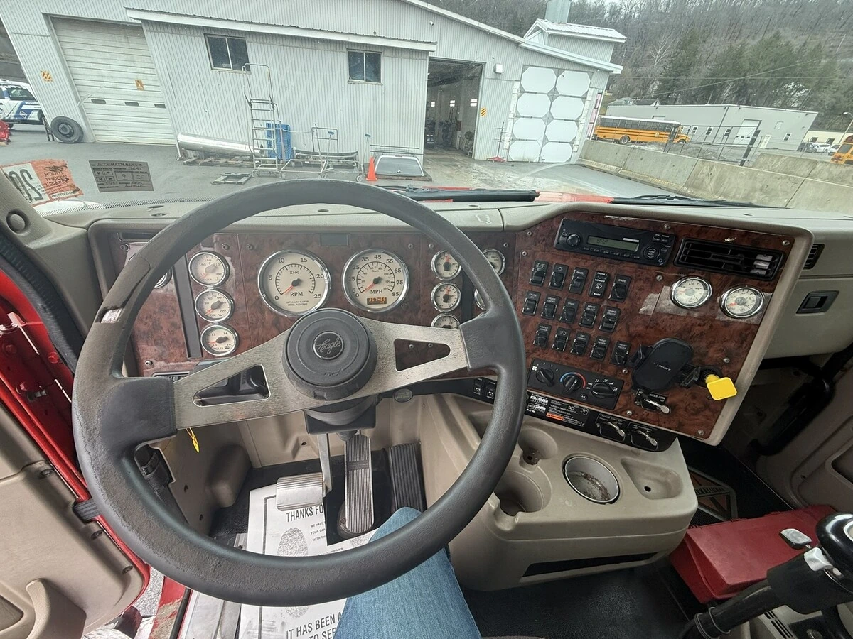 2016 International - image 16