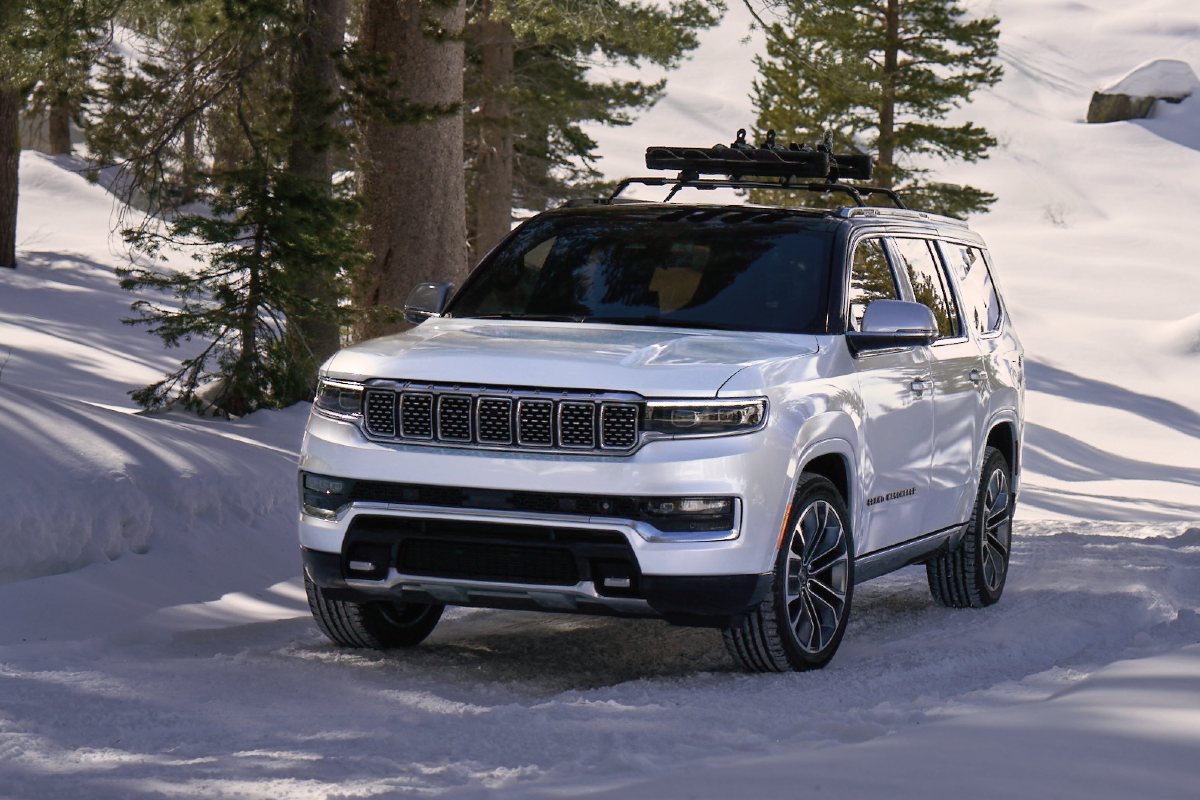 2022 Jeep Wagoneer Exterior Driver Side Front Angle in Winter