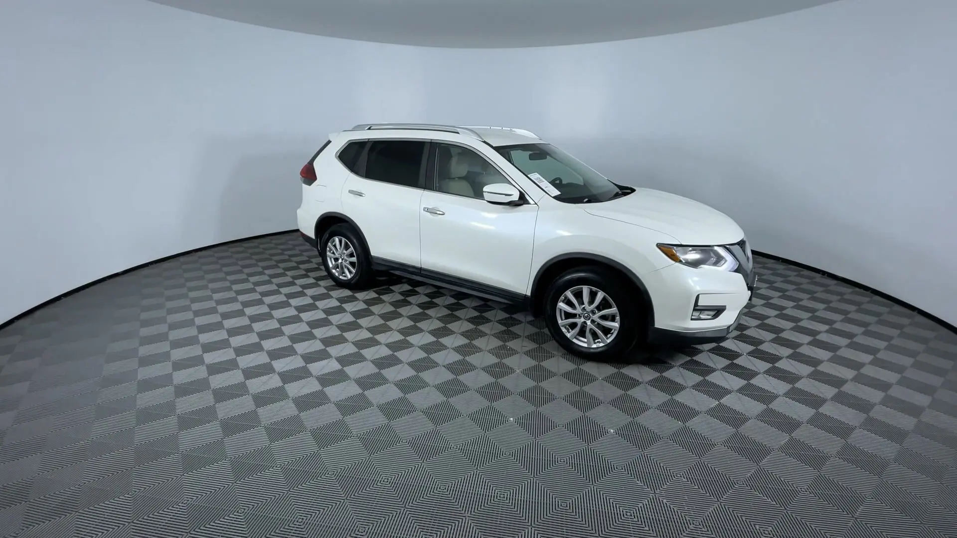 2018 Nissan Rogue SV photo 2