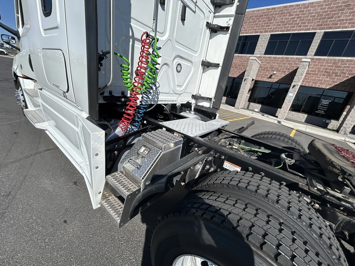 2022 Freightliner Cascadia - image 12