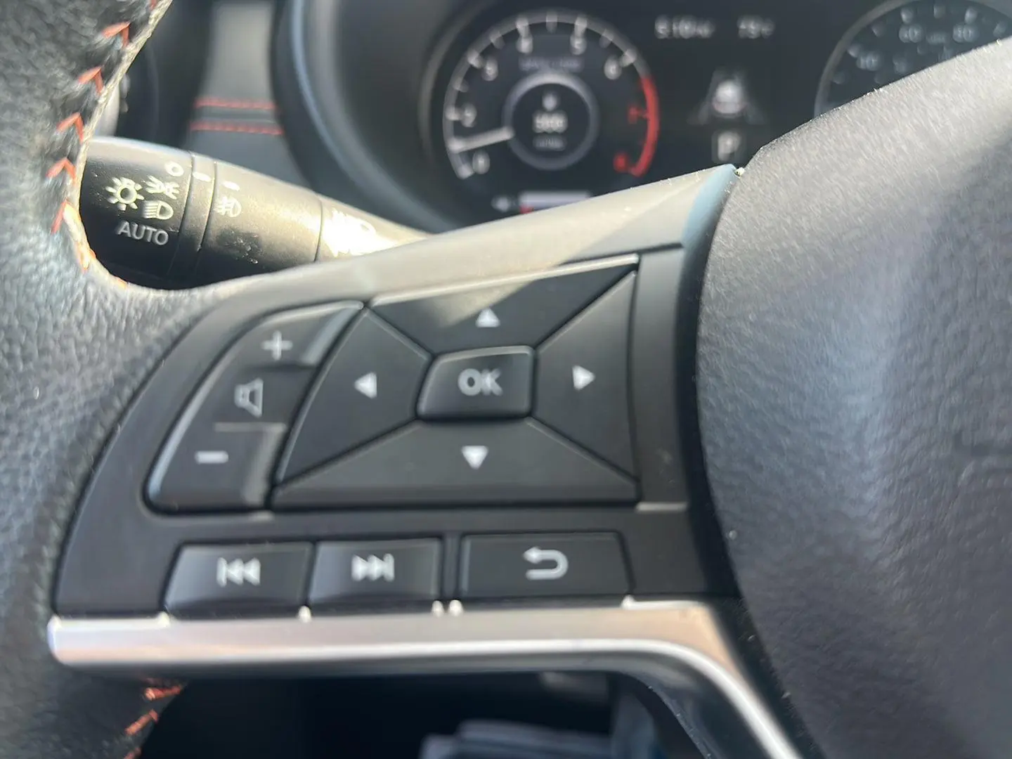 2023 Nissan Kicks SR photo 13