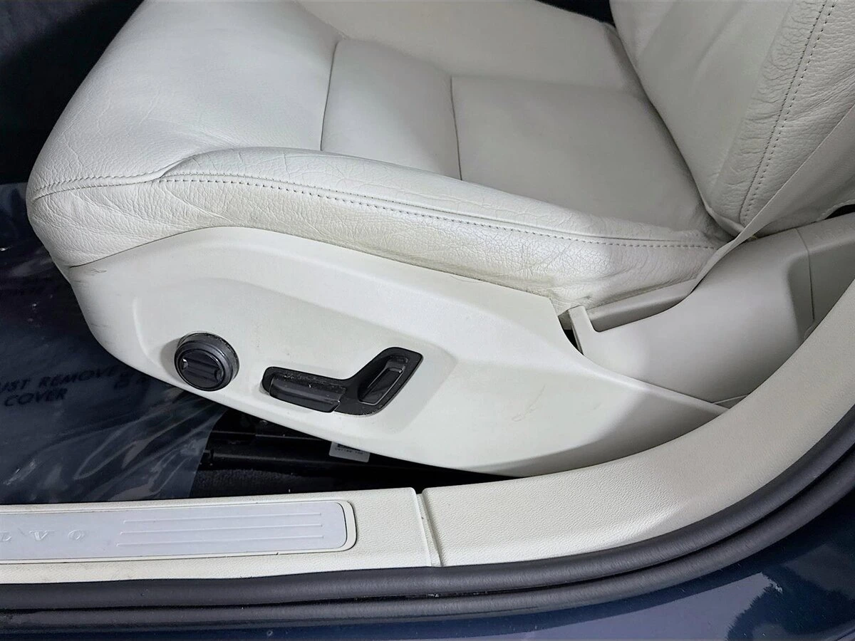 2021 Volvo - image 21