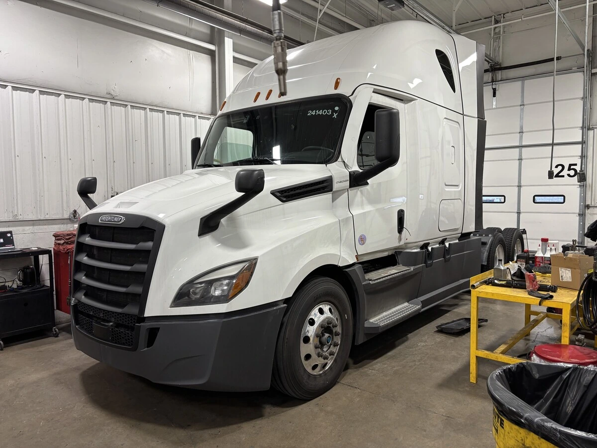 2024 Freightliner Cascadia - image 1