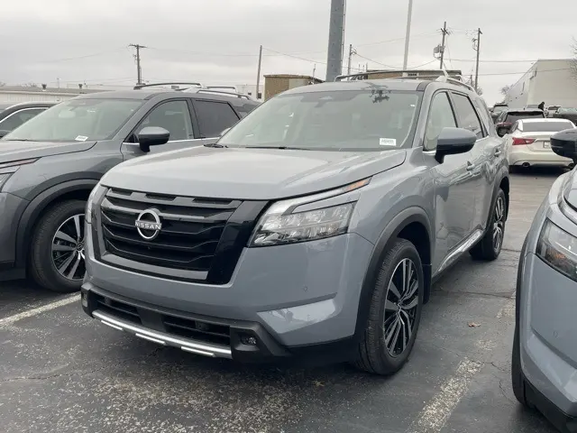 2025 Nissan Pathfinder Platinum's photo