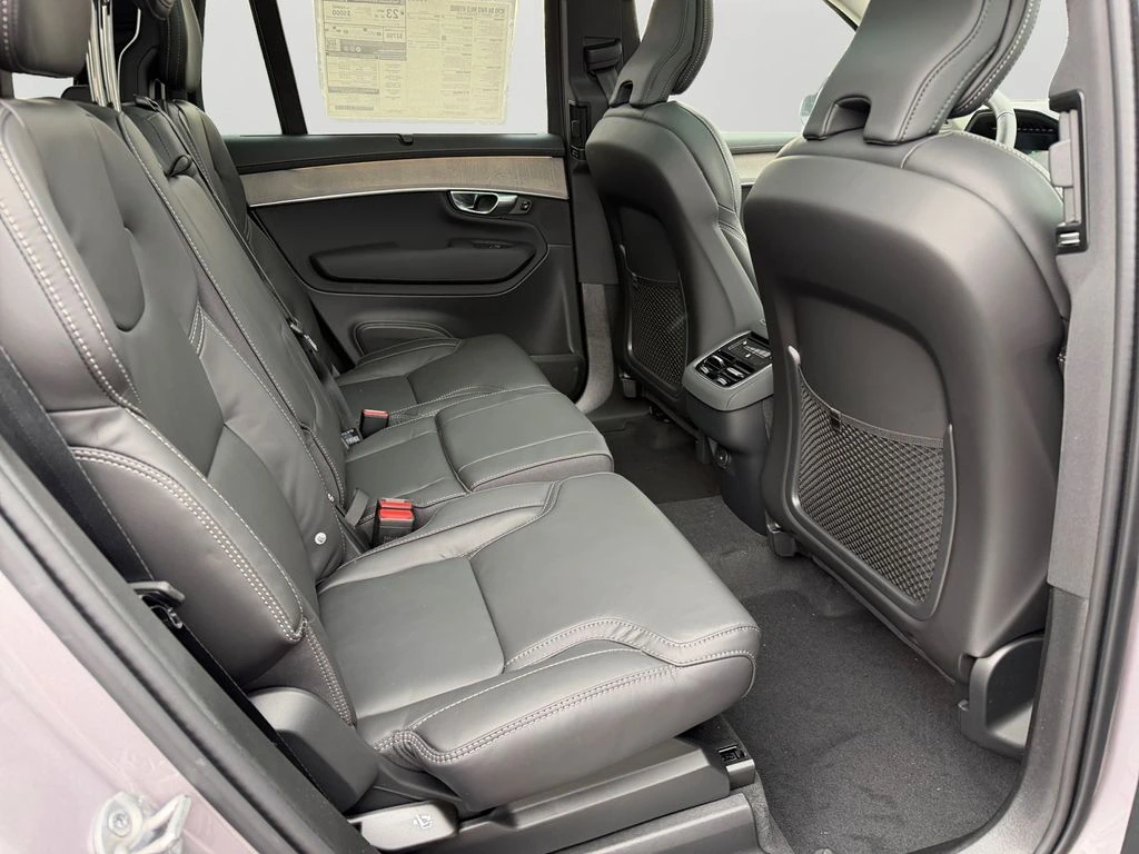 2026 Volvo - image 7