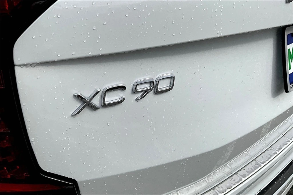 2026 Volvo - image 8