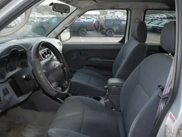 2003 Nissan Frontier XE photo 4
