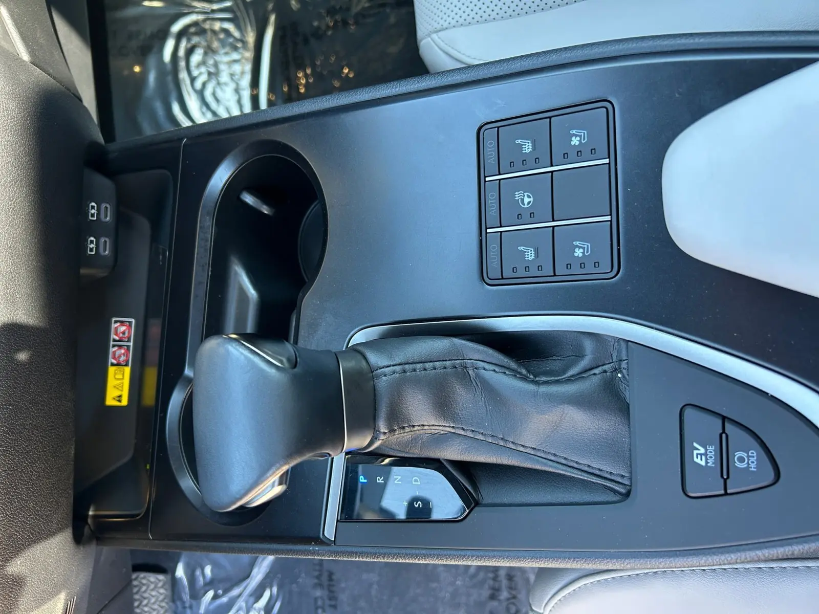 2023 Lexus UX 250h Premium photo 22
