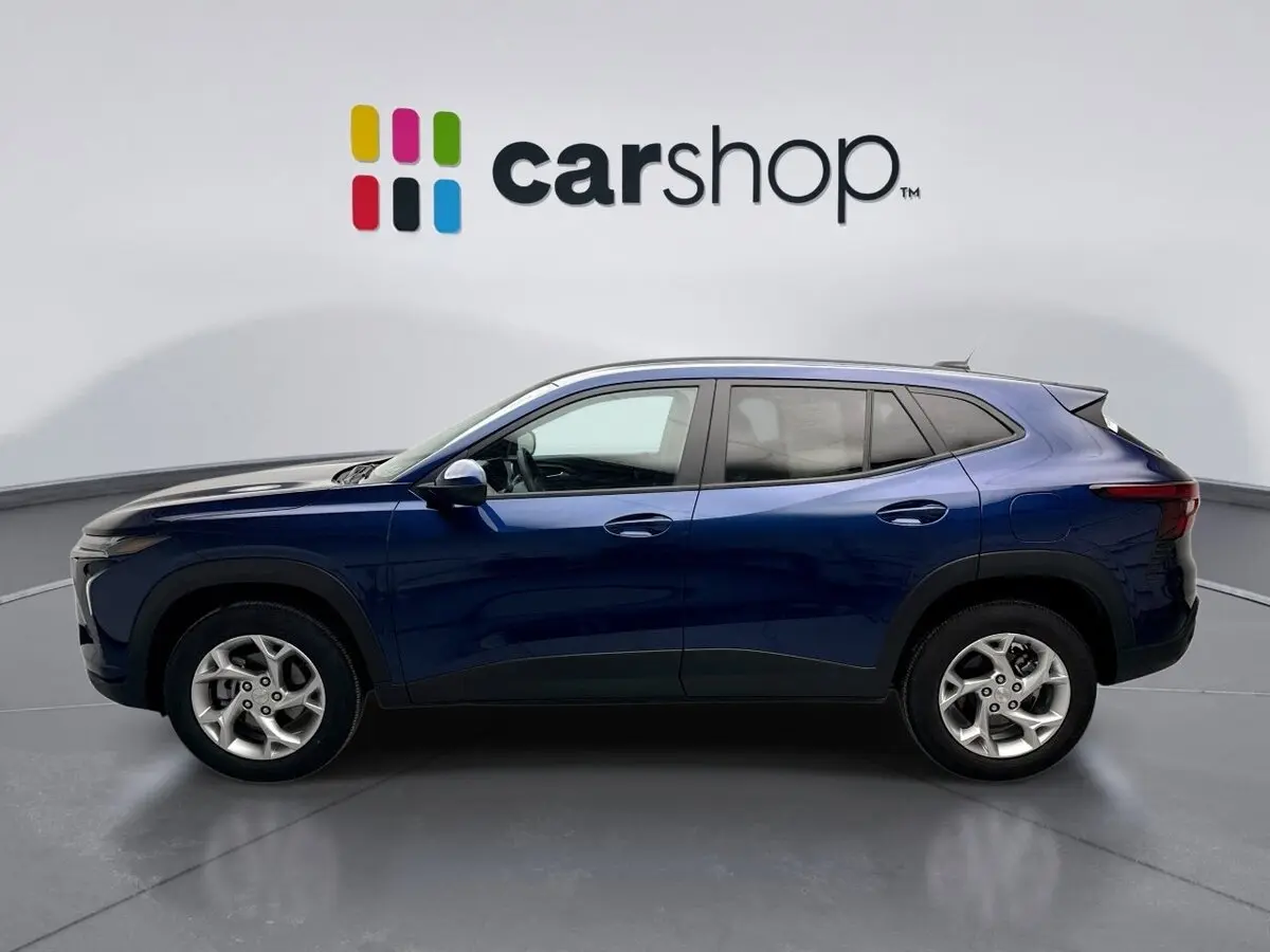 2024 Chevrolet Trax LS photo 2