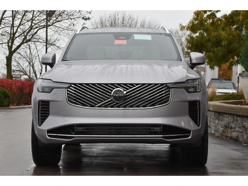 2026 Volvo - image 8