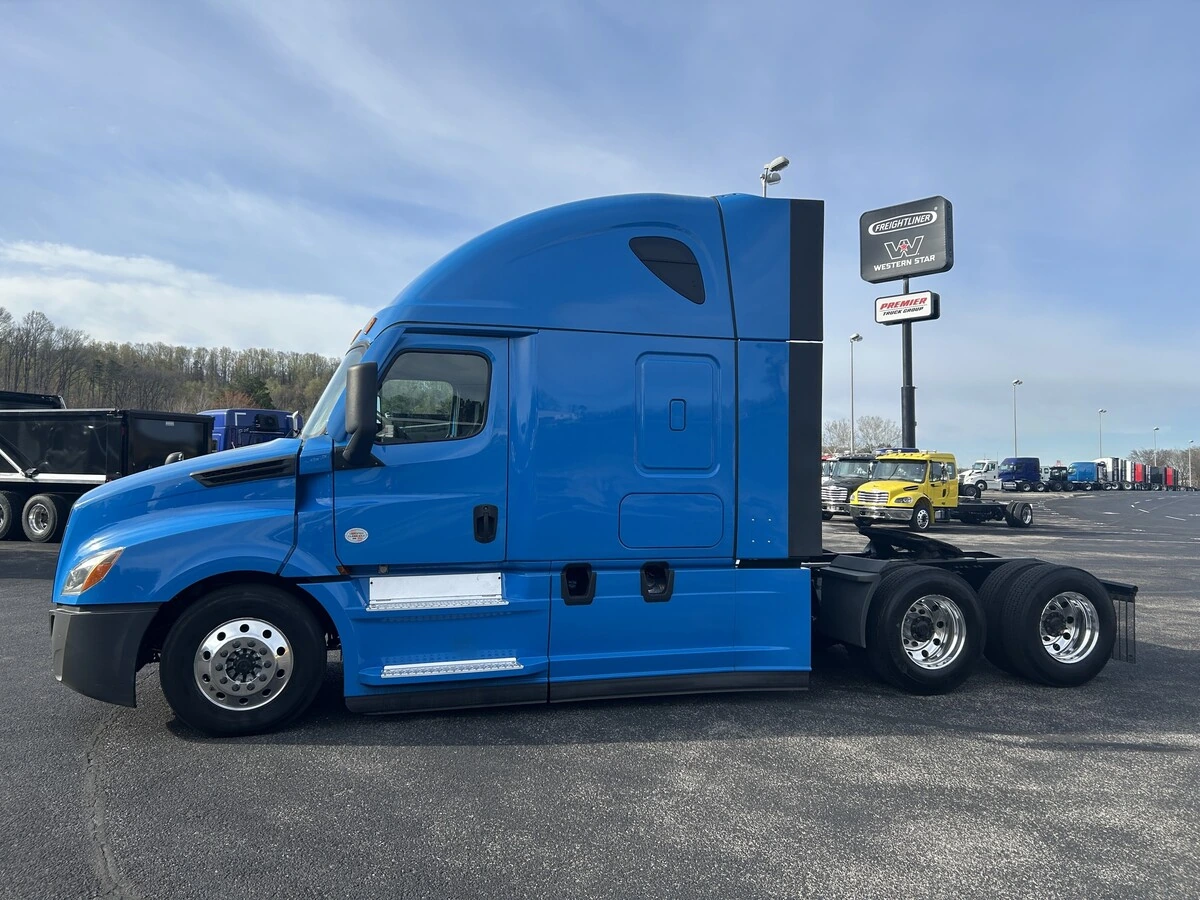 2022 Freightliner Cascadia - image 2
