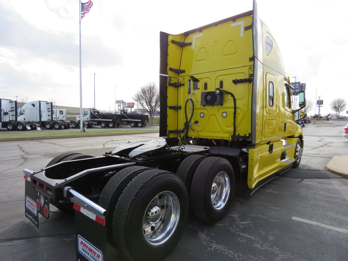 2022 Freightliner Cascadia - image 7