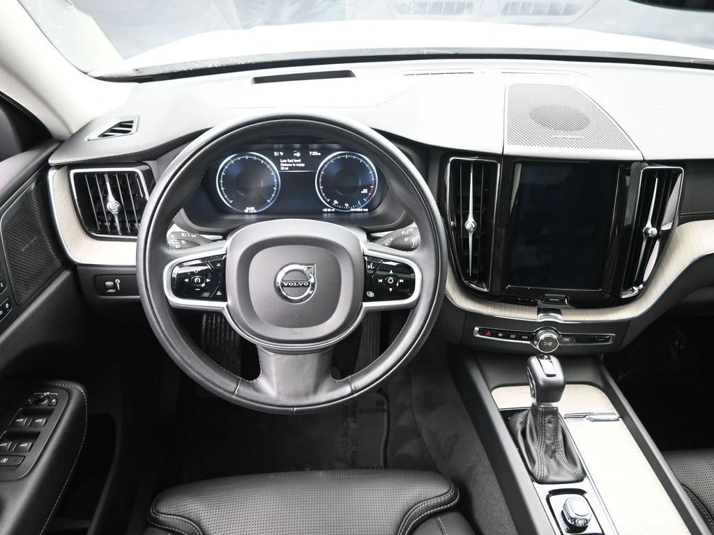 2020 Volvo - image 24