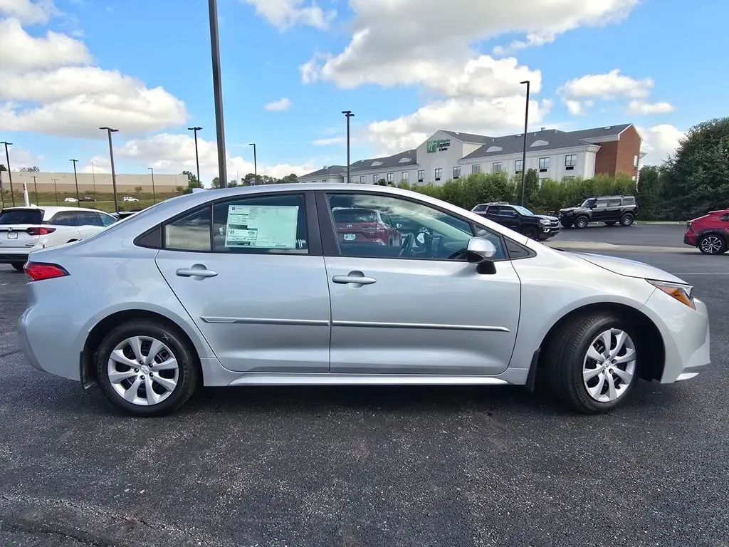 2025 Toyota Corolla LE photo 13