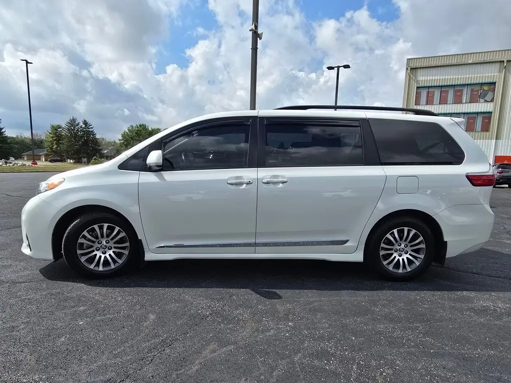 2020 Toyota Sienna XLE photo 4