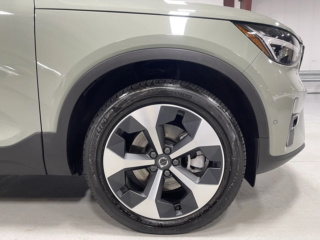 2025 Volvo - image 16