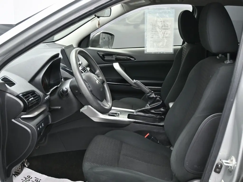 2022 Mitsubishi Eclipse Cross LE SEL GT photo 12