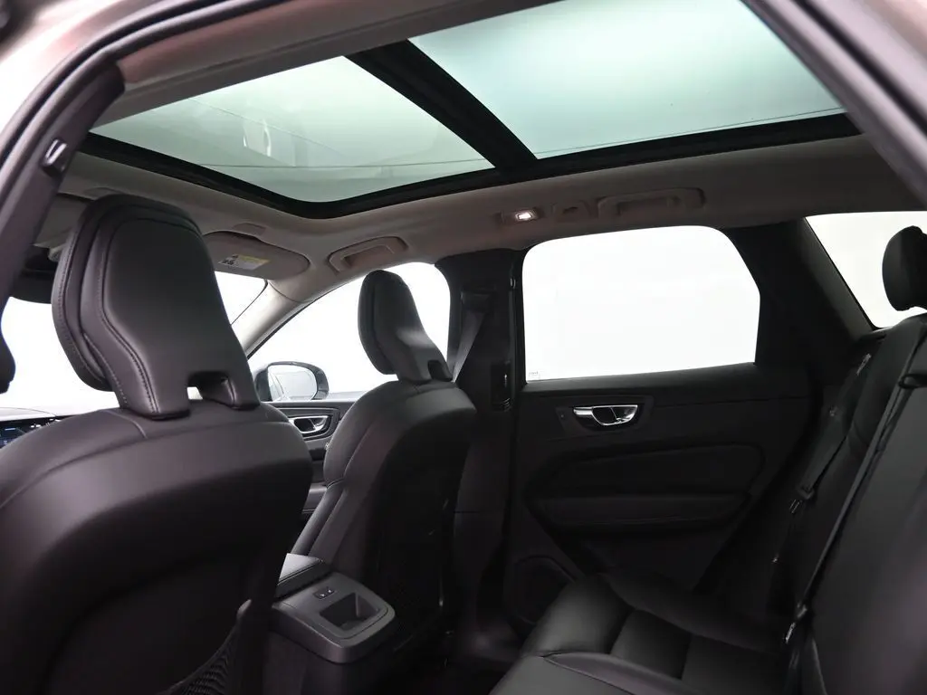 2025 Volvo - image 23