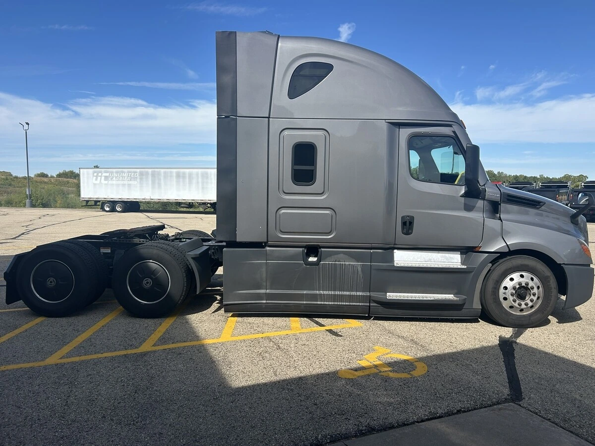 2022 Freightliner Cascadia — photo 4