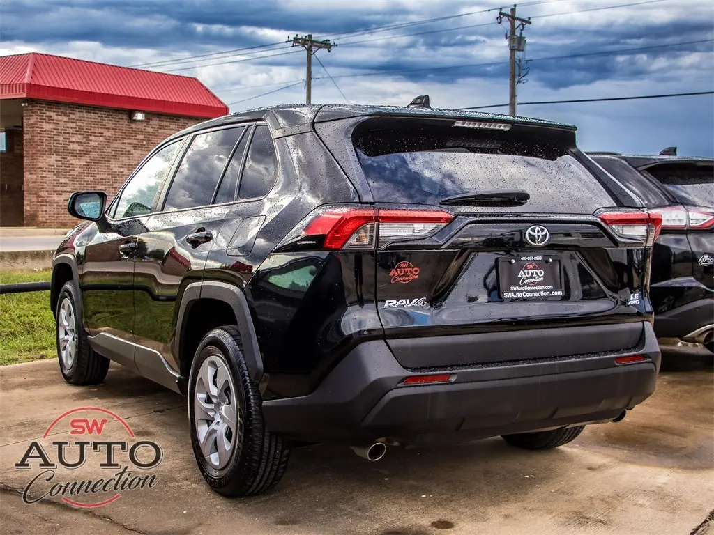 2024 Toyota RAV4 LE photo 4