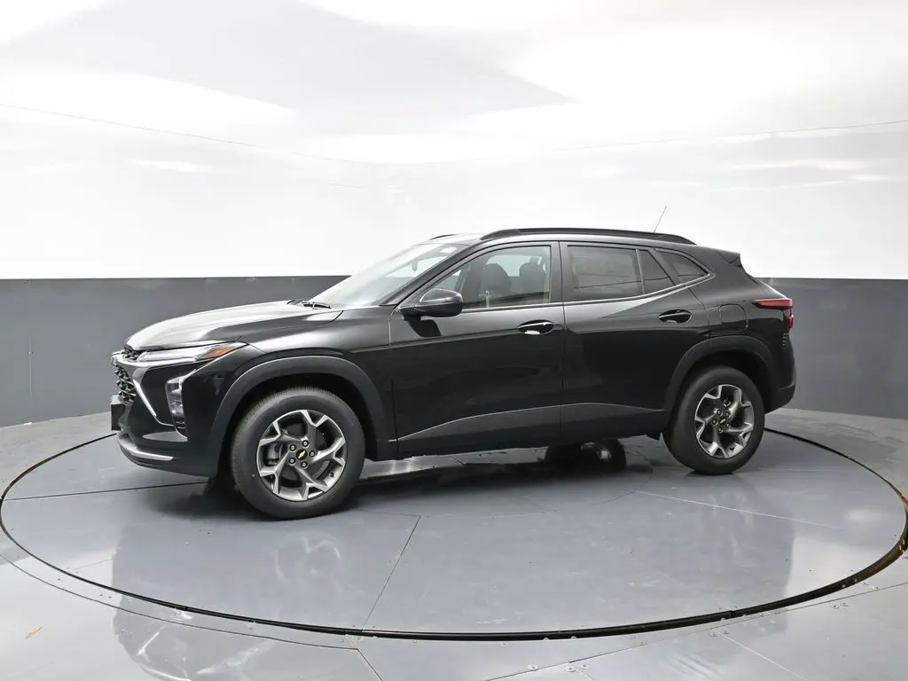 2025 Chevrolet Trax LT photo 3