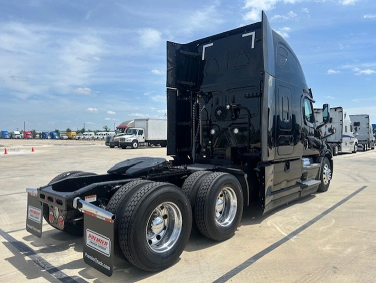 2022 Freightliner Cascadia — photo 8