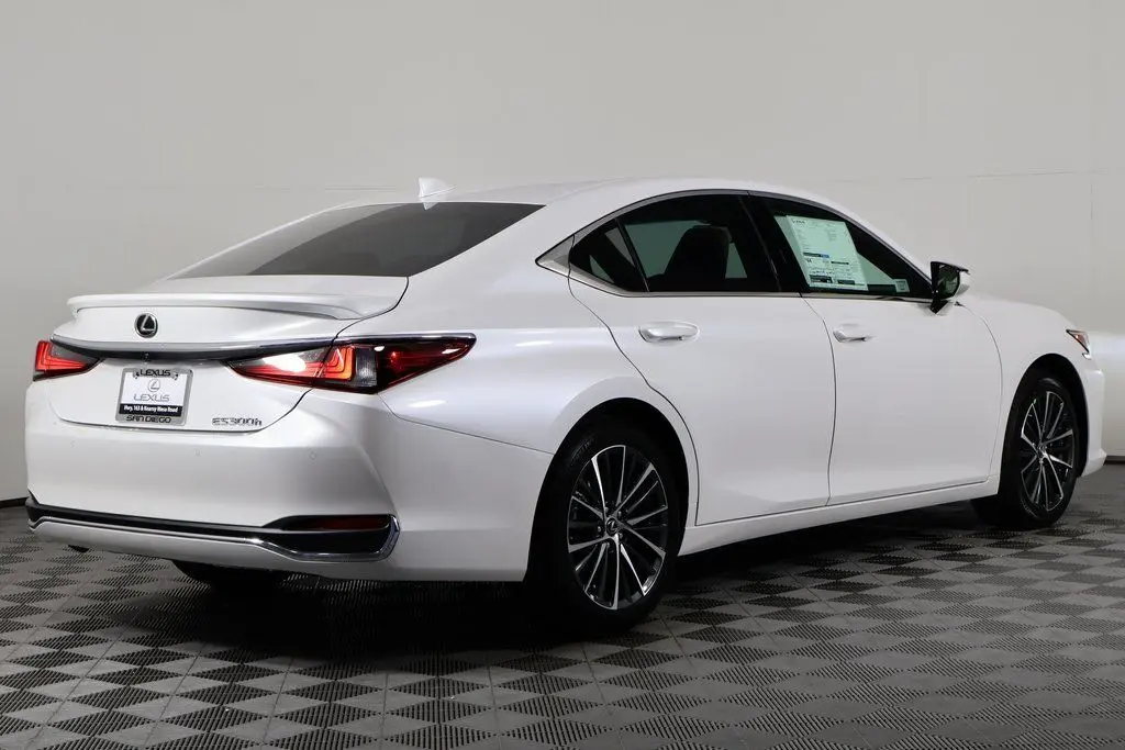 2025 Lexus ES 300h photo 2