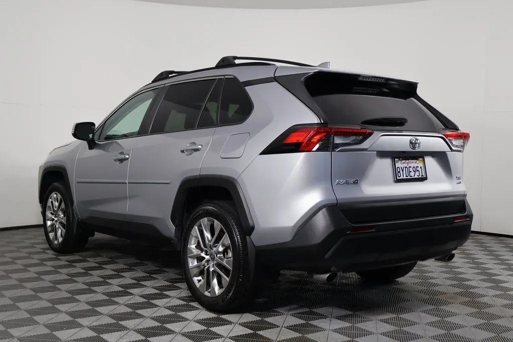 2021 Toyota RAV4 XLE Premium photo 6