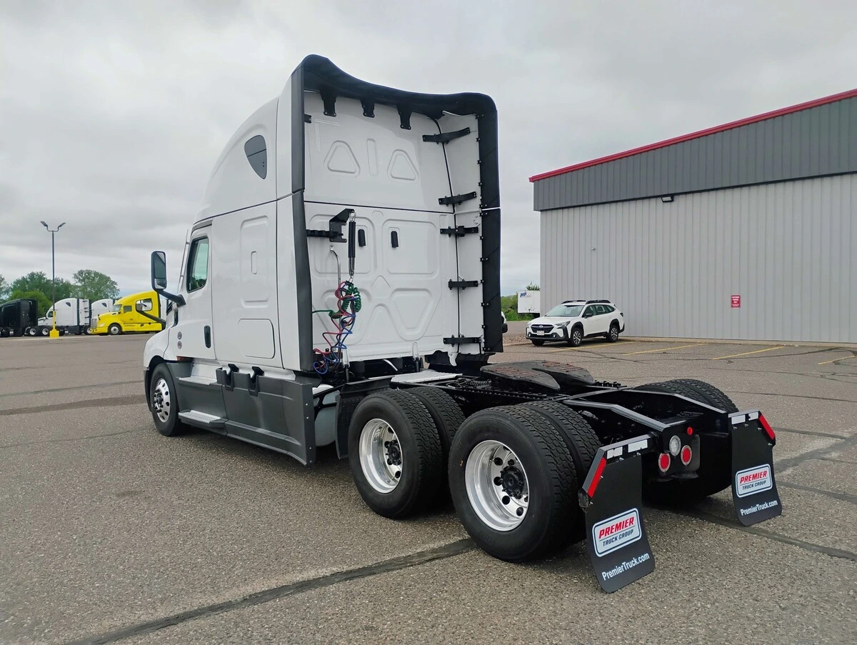 2025 Freightliner Cascadia — photo 7